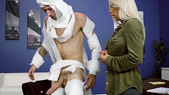 У мужика стоит хуй и приходится его ублажать