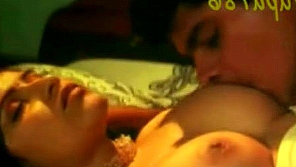 Трахает индианку и ласкает ее пышную грудь