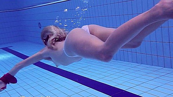 Девице нравится плавать под водой и раздеваться догола