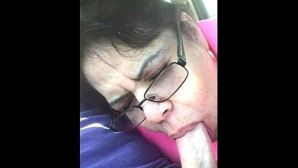 Толстая баба быстро сосет хуй мужа в машине