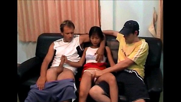 Два парня заставили азиатку поебаться с ними бурно