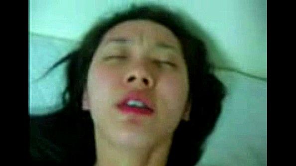 Трахает азиатскую подругу классически и доставляет кайф