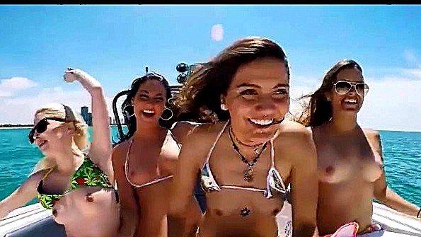 Шлюшки в купальниках участвуют в оргии в подборке