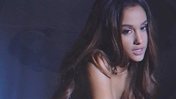 Знаменитая Ariana Grande в пикантной нарезке из клипа