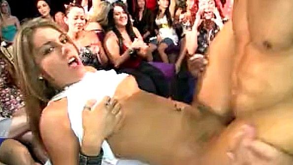 Стриптизер трахает девицу на глазах у толпы баб