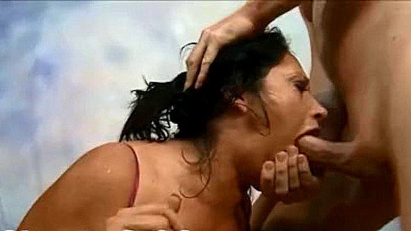 Бабенку с огромным задом грубо трахают два члена