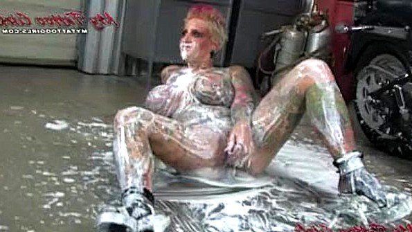 Вымазалась во что-то и мастурбирует на мотоцикле