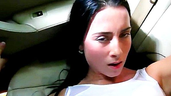 Уложил сучку на сиденье и стал ее ебать жестко