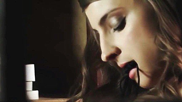 Шикарные красотки томно показывают прелести