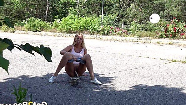 Деваха писает на улице и получает от этого наслаждение