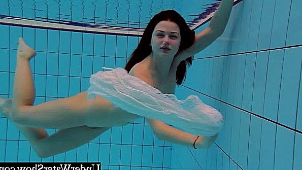 Сексапильной девушке нравится плавать голышом
