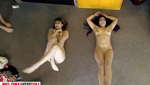 Девахи играют в сексуальную игру на раздевание