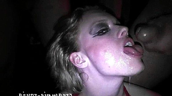 Шлюшка в белье просто получает сперму на рожу