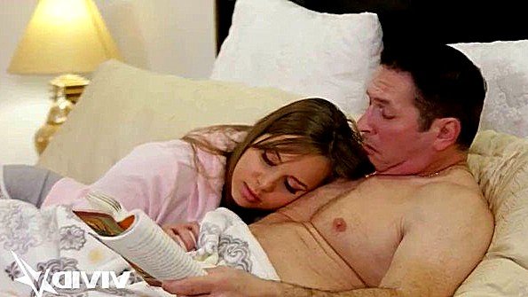 Дочь пришла в постель к отцу и стала соблазнять