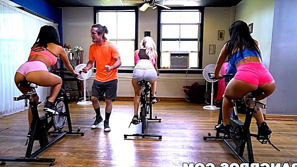 Тренер трахает мулатку прямо на велотренажере