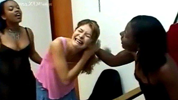 Негритянки грубо ебутся с белыми девками в сборке