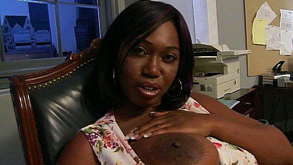 Шикарная негритянка совратила парня сиськами