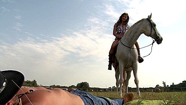 Приехала к ковбою и занялась аналом на траве