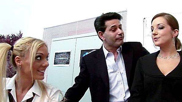 Студентки не против поебаться в оргии с учителями