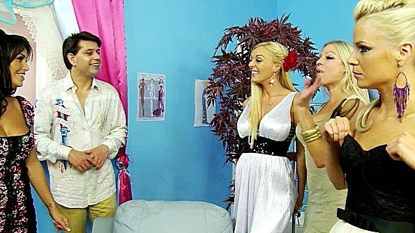 Оргия с развратными девками при примерке одежды