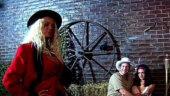 Не дала паре ебаться на сеновале и присоединилась