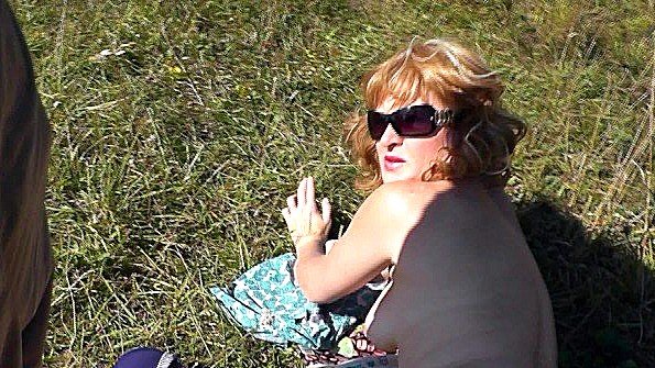 Дрочит хуй на лежащую на траве полуголую бабу