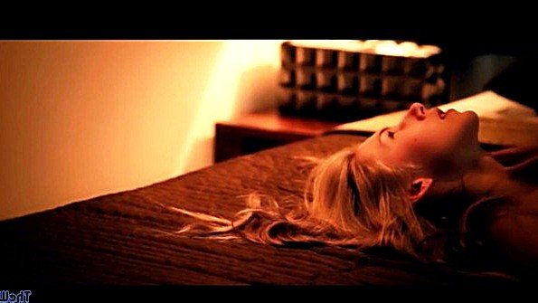 Развратная блондинка заставит чувака потрахаться