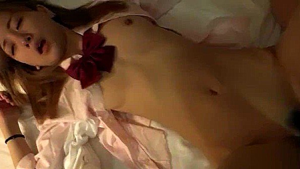 Японская кокетка стесняется трахаться на камеру