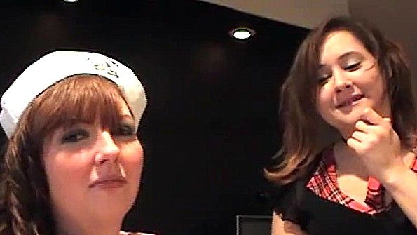 Мать и сестра заставили чувака дать им член