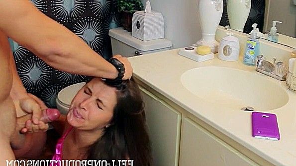 Увидел мастурбацию матери в ванной и поимел ее