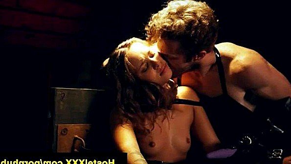 Связанная девка терпит грубый трах на кровати