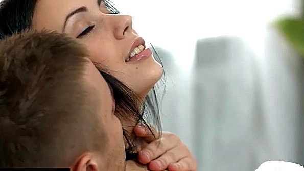 Кокетливая барышня отдается чуваку в кресле