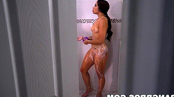 Подсмотрел за мытьем негритянки в душе и стал ебать