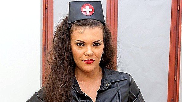 Медсестра окажет сексуальную помощь клиенту