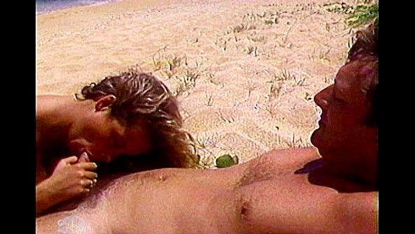 Парочка устроила на пляже классический перепих