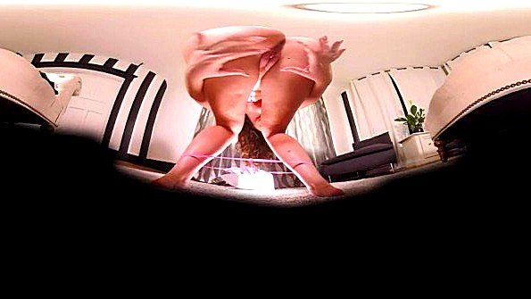 Пошлая кокетка мастурбирует прямо перед камерой