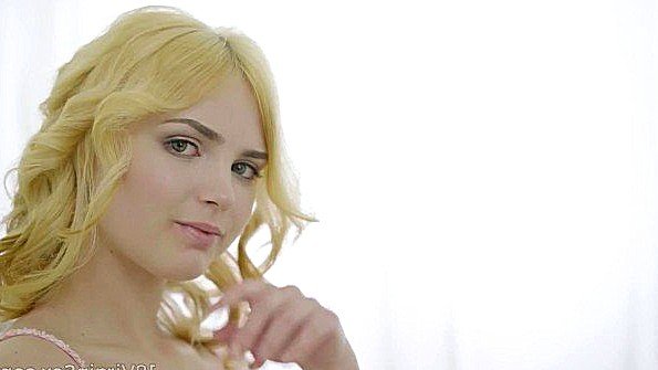 Блондинка в чулках трахается с бойфрендом