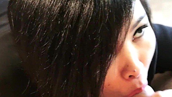 Азиатская баба готова ублажить ртом два хуя