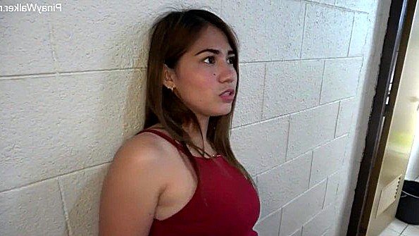 Стеснительная азиатка разделась и раздвинула ноги