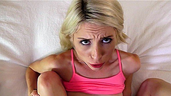 Дочь активно ебется с отцом в постели и кончает