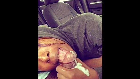 Негритянка быстро отсасывает хуй в автомобиле