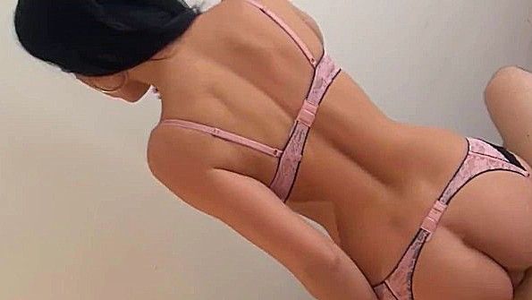 Девка снимет шубку и поебется в развратном белье