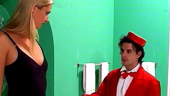 Сучка заставила чувака выебать ее в туалете