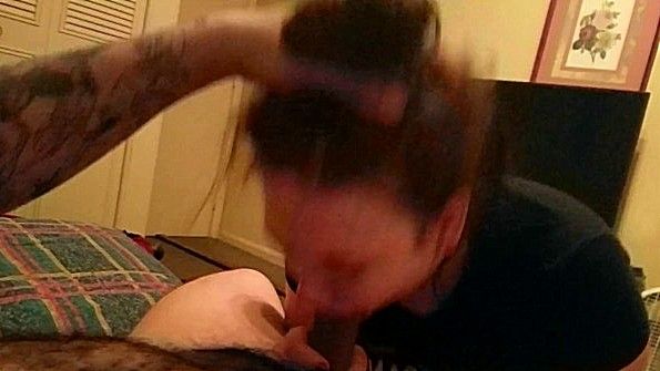 Любительница делает минет и преуспевает в сперме