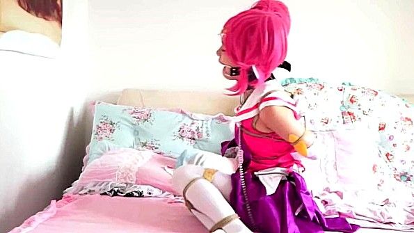 Чувак переодевает сучку и связывает жестоко