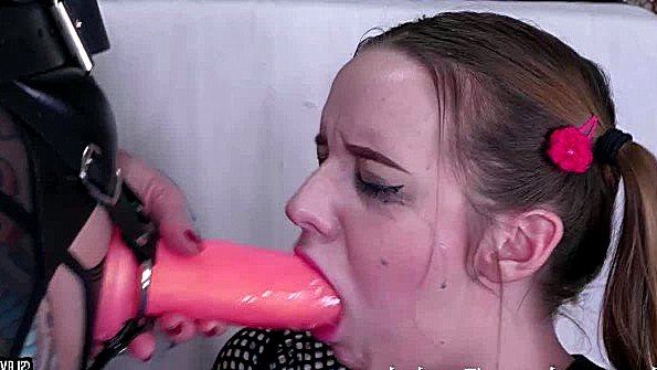 Госпожа заставляет рабыню отсасывать ее страпон