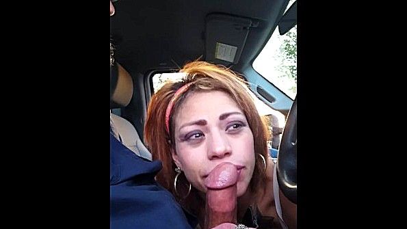 Деваха быстро делает минет мужику за рулем