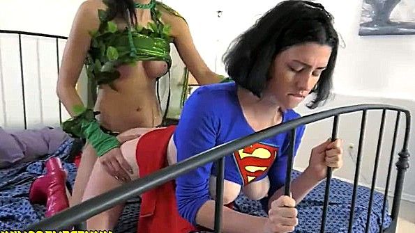 Две супер героини страстно трахаются в постели