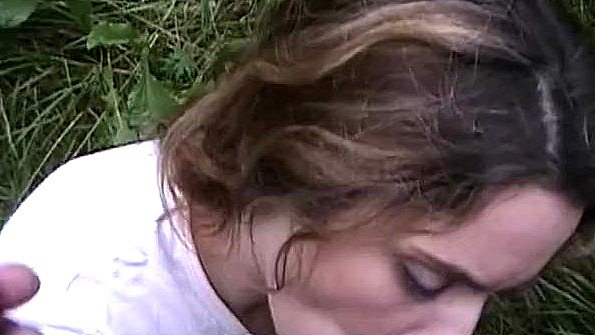Деваха мастурбирует в кустах и отсасывает хуй