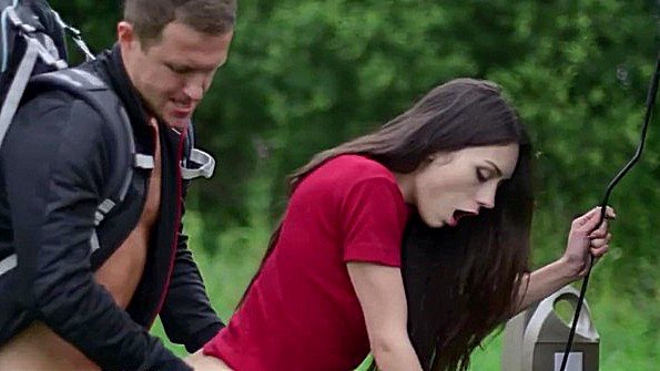 Починил девахе машину и оттрахал ее прямо в поле